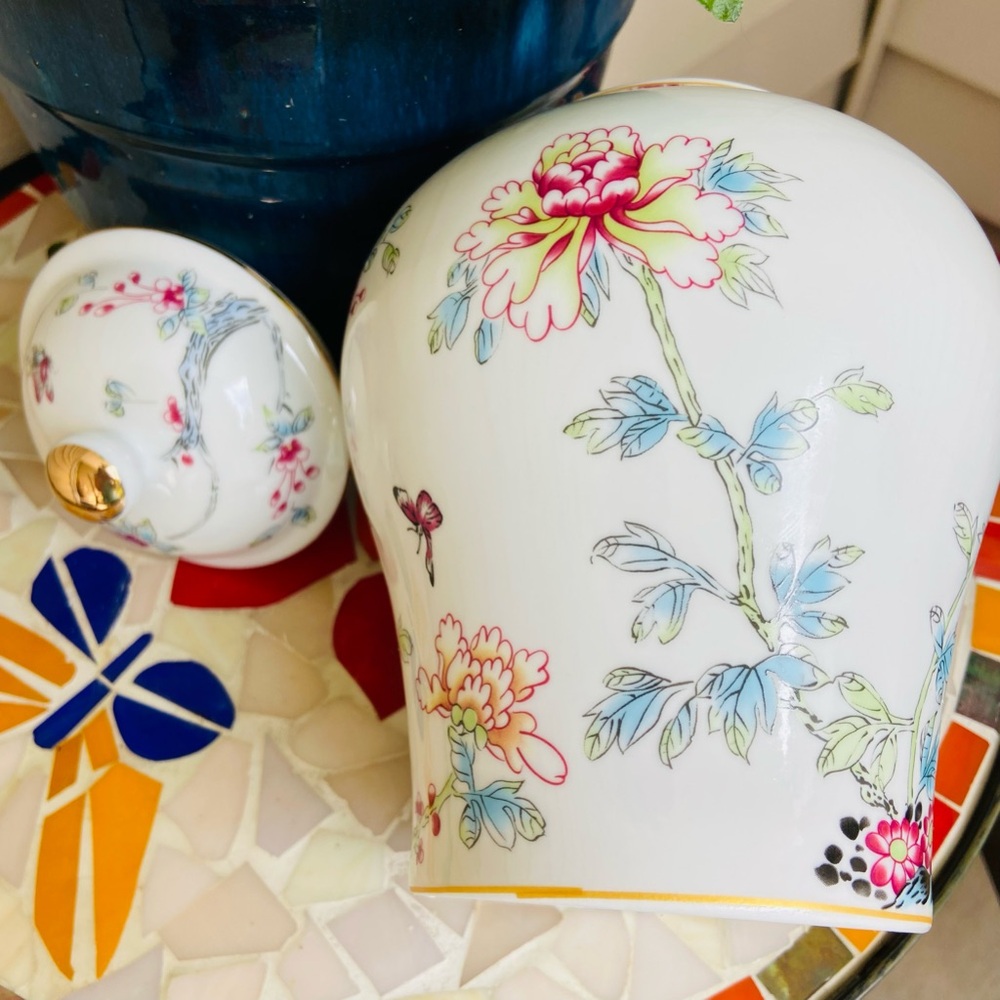 NWT Hand Painted Urn/Vessel Featuring Pheasants,Flowers,Foliage,Detailed Designs
